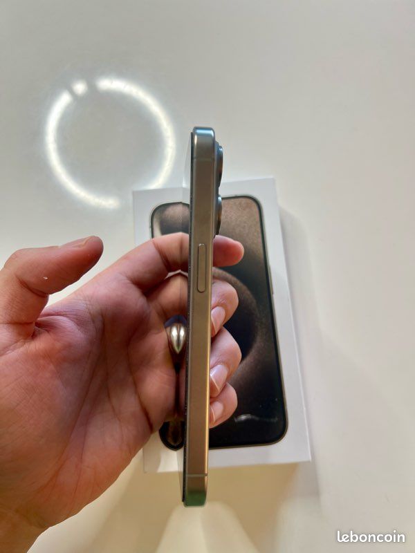 IPhone 15 Pro 128 Go - Neuf, gris métallique, état impeccable (image 7)