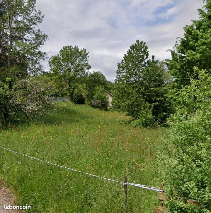 38630 Les Avenières, à vendre un tres beau terrain constructible de 413m2 situé dans un tres beau se · à Les Avenières Veyrin