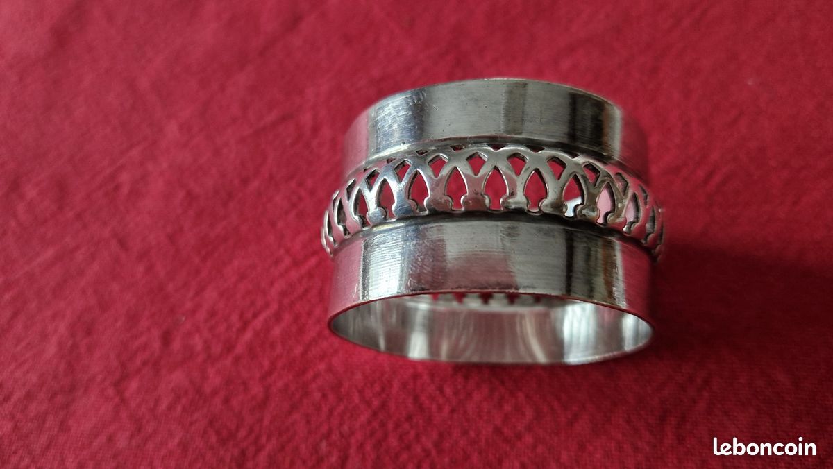 Plateau rond en argent (800/oo), poinçon crabe et grosse garantie Paris (1819-1838
