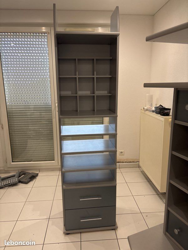 Meuble TV de style moderne avec éléments modulaires en gris (image 3)