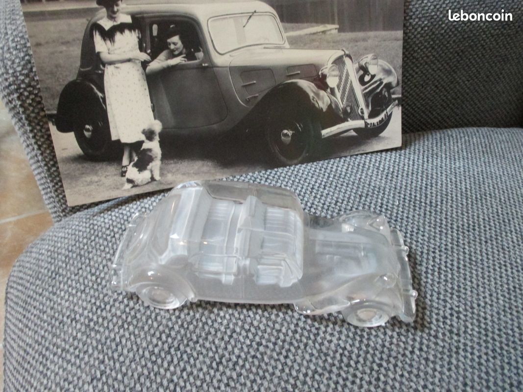 Citroën : Traction avant en miniature ( en baccarat) + Cartes Postales de Photos Citroën Traction Avant (image 2)
