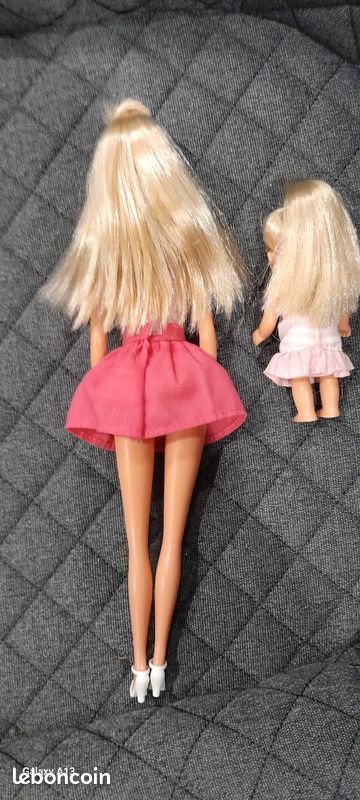 Fausse barbie en promenade en poussette avec ses deux enfants (image 7)