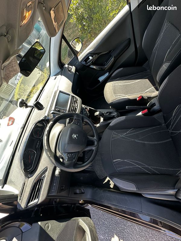 Peugeot 208 1.4 hdi 68ch (image 3)
