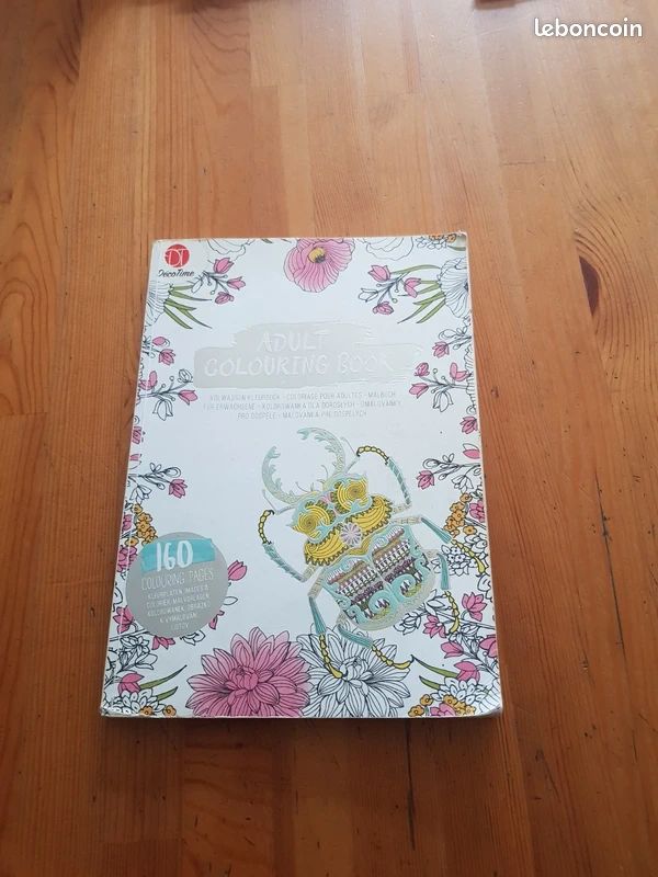 Un carnet de coloriages de couleur blanc (image 1)