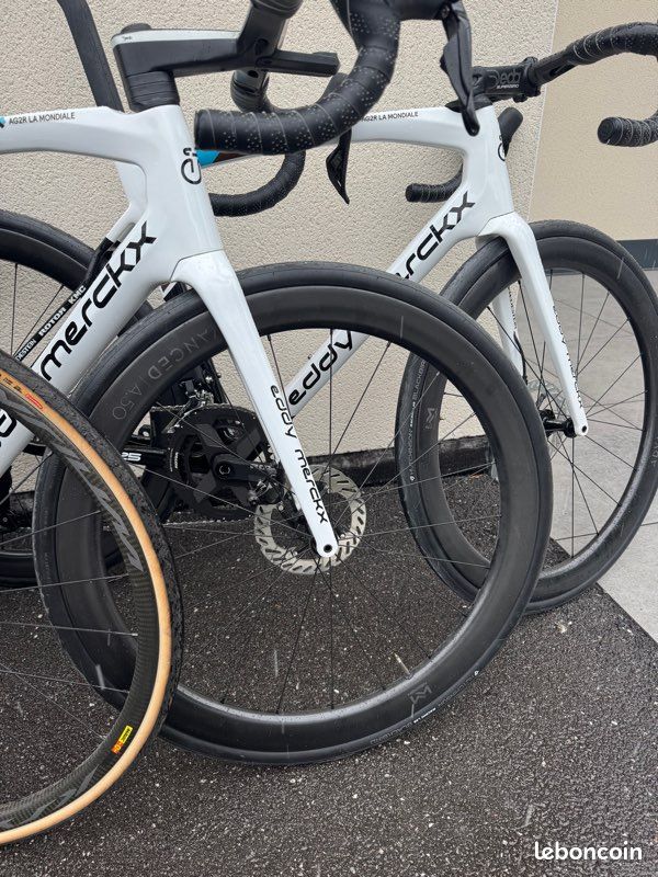 Dispo en XS, S, M, L et XL ) Vélo de route team AG2R Eddy Merckx 525 disc - groupe Shimano 105 di2 12 vitesses - roues carbone Mavic / Newmen (image 8)