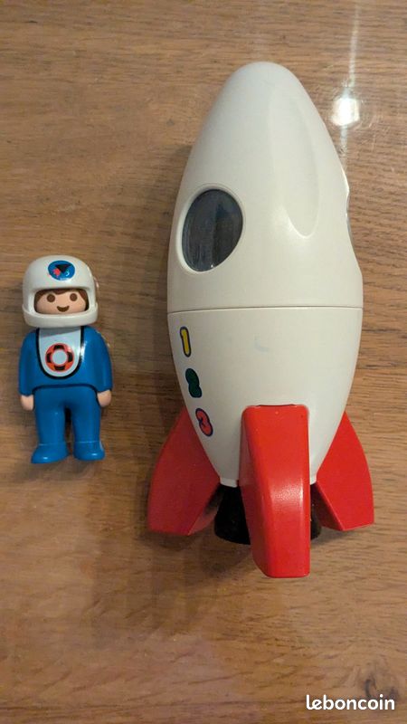 ensemble playmobil comprenant tracteur voiture police 4 personnages fusée