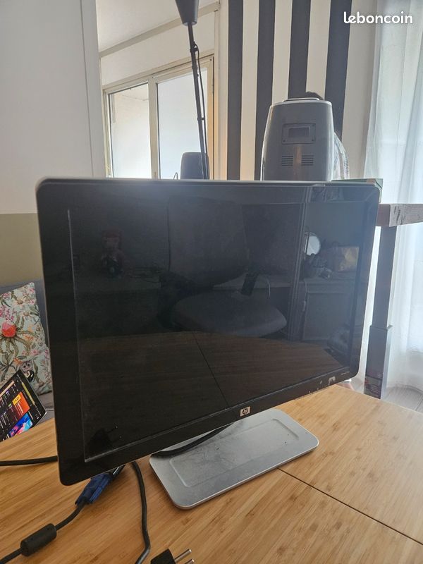 Ecran HP avec adaptateur HDMI (image 1)