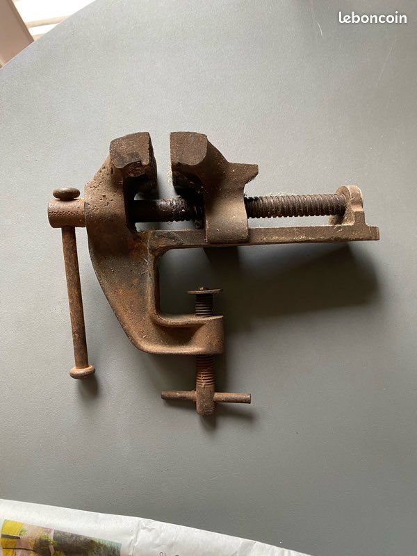 Petit étau D'établi Ancien – Outil Vintage Français, Charme Et Fonction