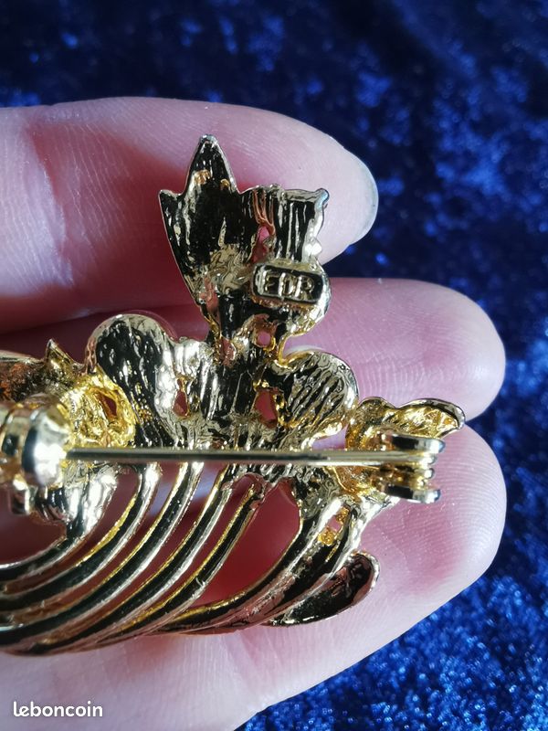 Broche Rétro Grande Feuille Gravée En Relief Couleur Or - Modèle 4217 - Occasion