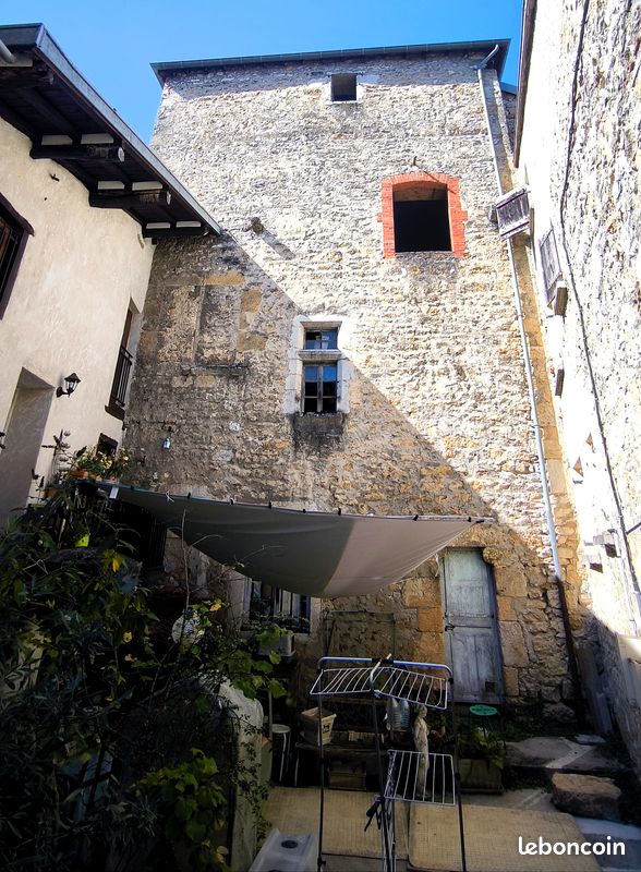 Maison 8 pièces 145 m² · à Poncin · 145 m² · 55 000 €
