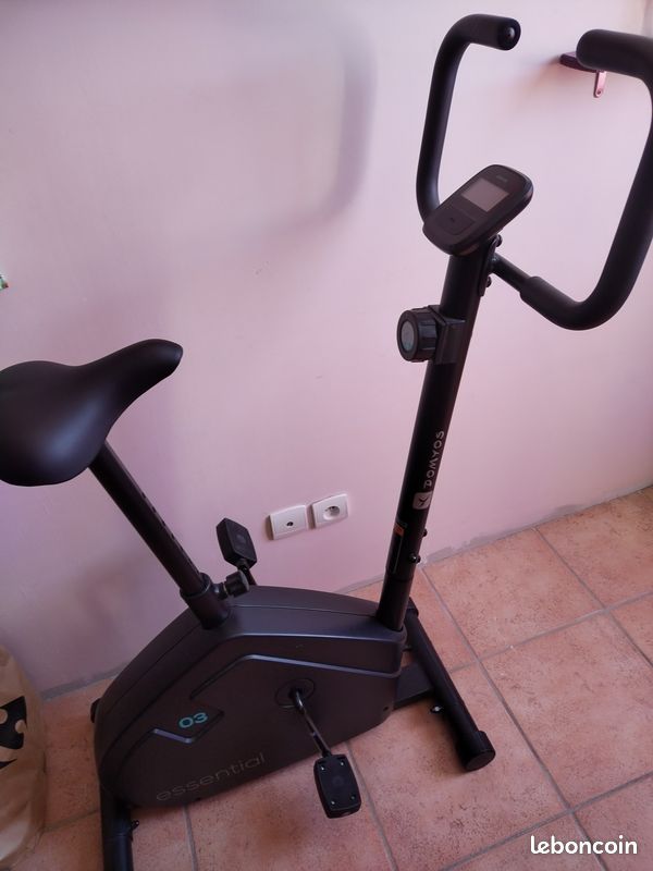 Vend banc de musculation avec haltères et velo appartement (image 2)