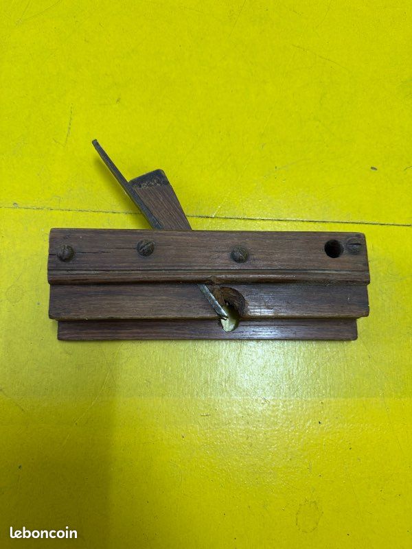 Rabot à moulures ancien en bois — Outil de menuisier (image 1)