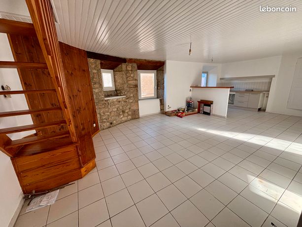 St chely centre F3 totalement rénové, terrasse,600