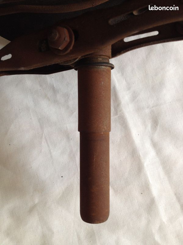 Ancienne selle à ressorts en cuir marque orligne (image 9)