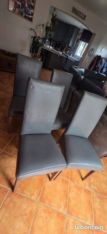 Chaise simili cuir gris (image 1)
