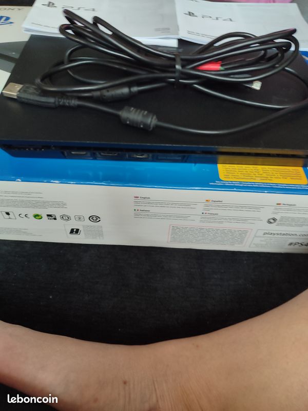 PS 4 slim (image 2)