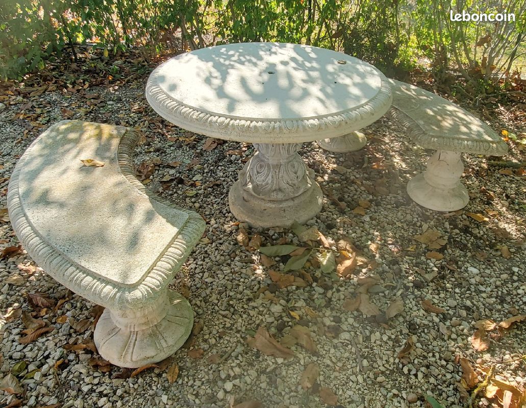 Table et banc en pierre (image 1)