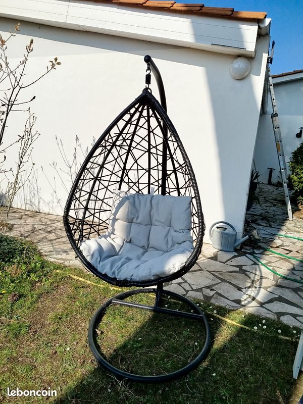 Je vends un fauteuil suspendu oeuf, support métallique en parfait état, oeufs usagés (image 1)