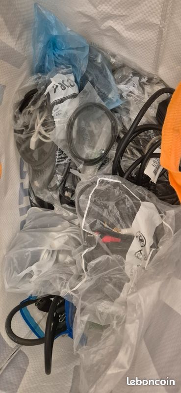 Gros lot de prises et cables divers (image 1)