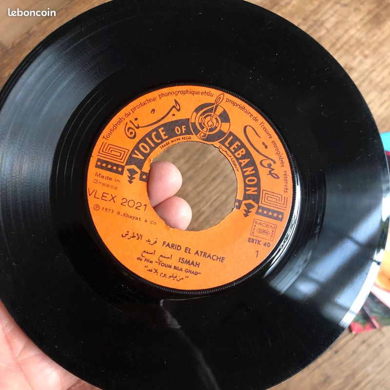 Farid El Atrache – يوم مولدي / اسمع لمّا اقولك 45T • Voice of Lebanon – VLEX 2021 • Pressage grec (1973) (image 5)