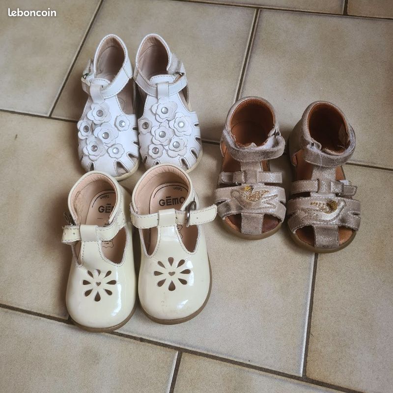Paire de chaussures classiques blanches pour filles