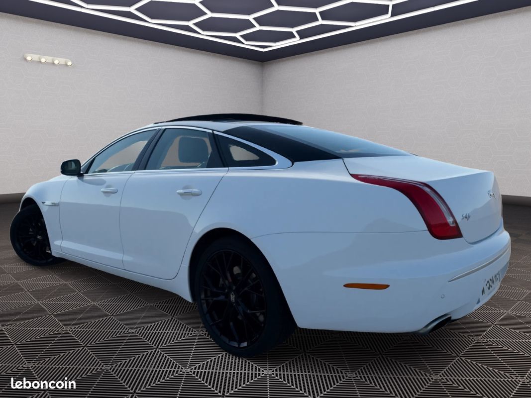 Jaguar XJ Luxury 3.0 V6 275cv - Cuir, Toit ouvrant, Caméra de recul (image 4)