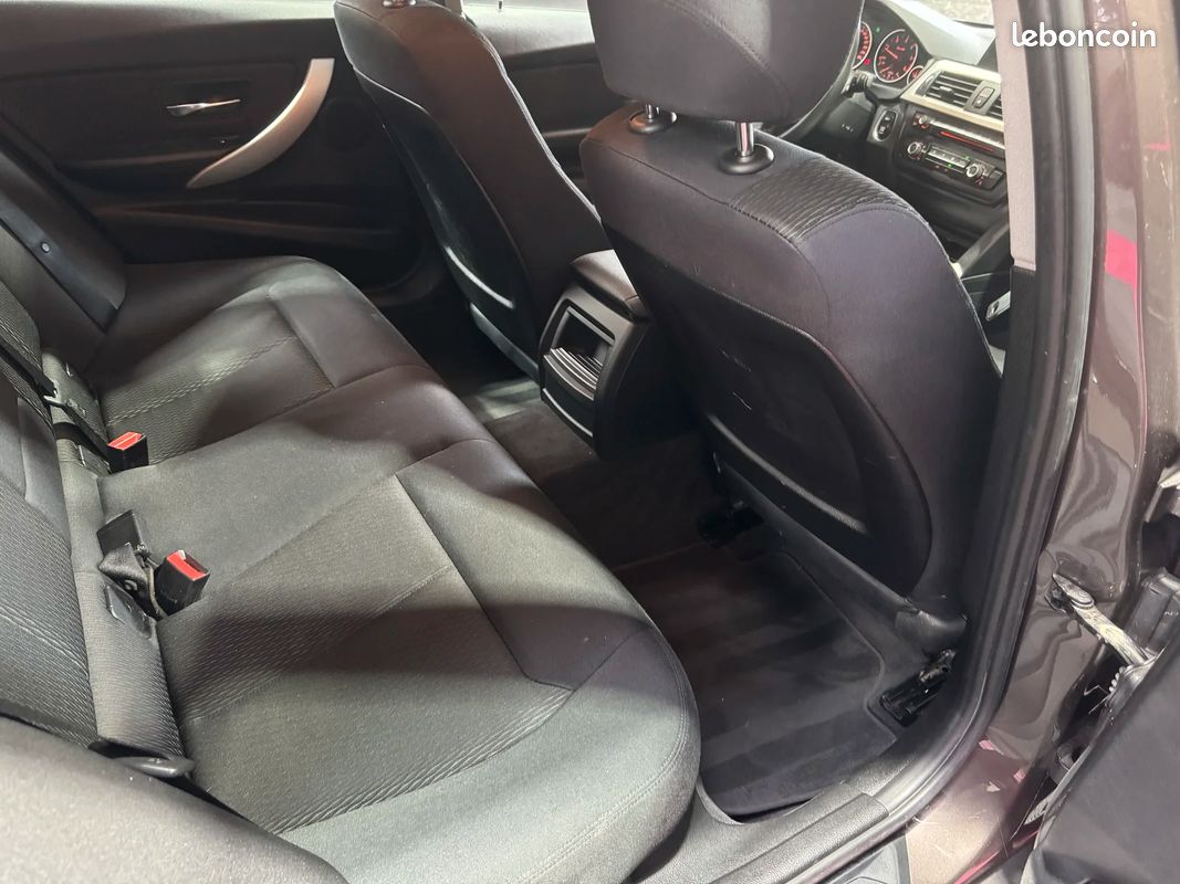 BMW Serie 3 318d Business BVA / Hayon Électrique / Radar de Stationnement (image 24)