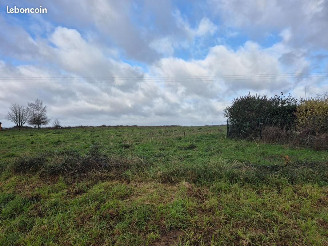 Terrain 9 235 m² Saunay · 78 000 €
