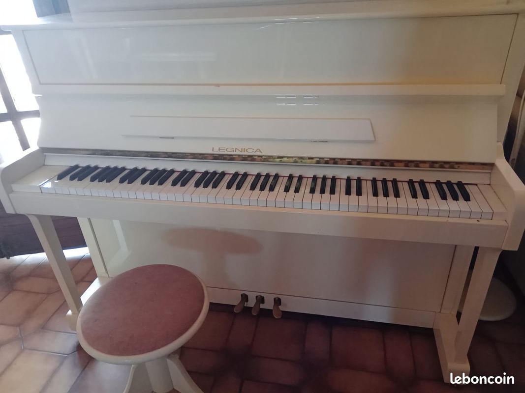 PIANO ETAT NEUF marque LEGNICA accordé recemment (image 3)