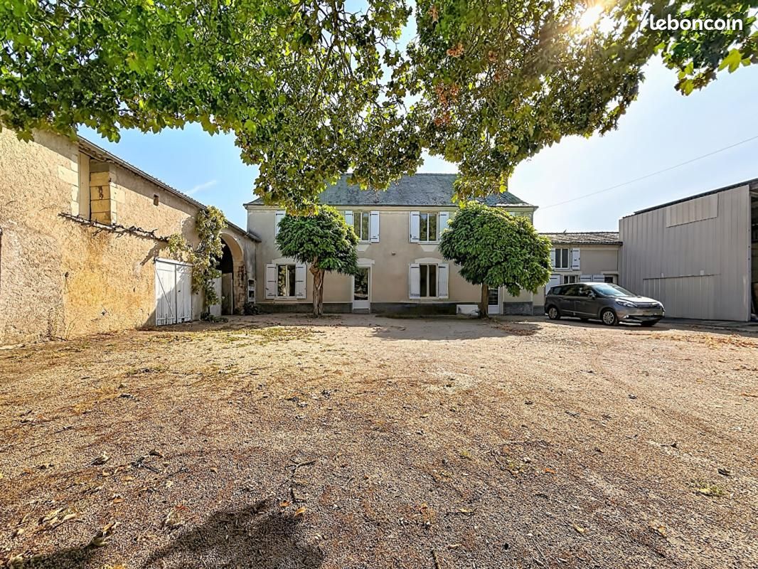 Maison 6 pièces 245 m² · à Saint-Macaire-du-Bois · 245 m² · 1 250 €/mois