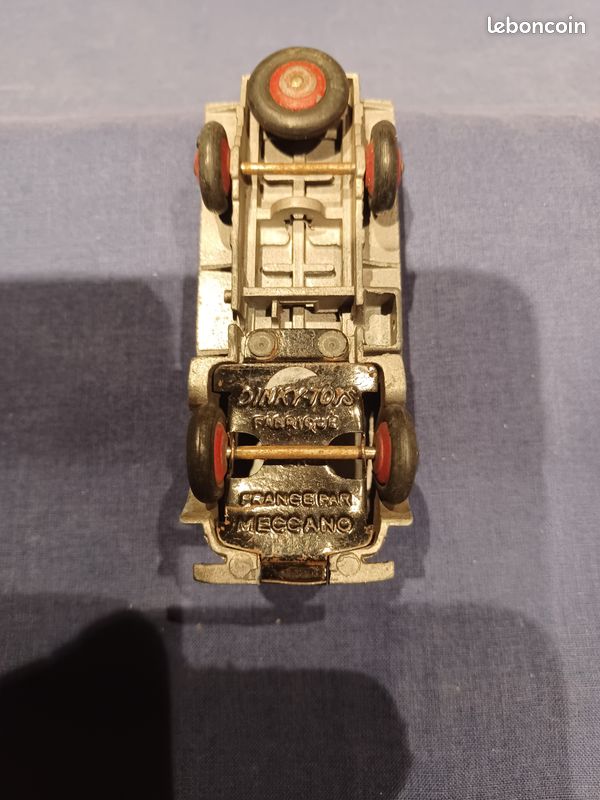 Petite Voiture DINKY TOYS REF 235 H.W.M MADE IN ENGLAND MECCANO LTD Petite Voiture DINKY TOYS REF 235 H.W.M MADE IN ENGLAND MECCANO LTD