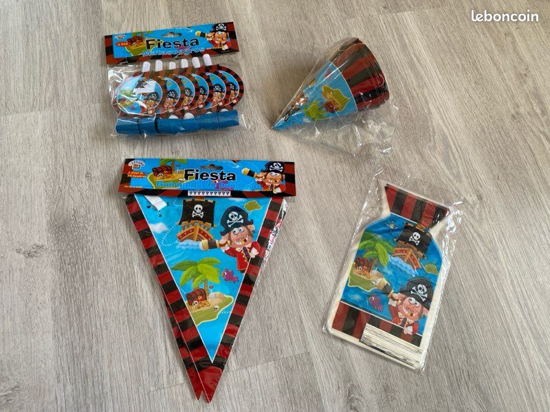Lot accessoires fêtes pirates (image 1)