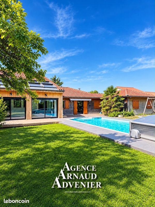 Maison 9 pièces 341 m² · à Pessat-Villeneuve · 341 m² · 590 000 €