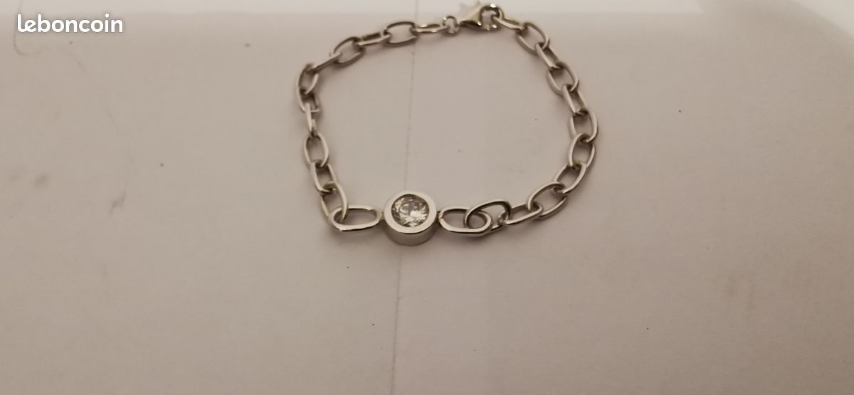 Bracelet argenté avec pierre (image 1)