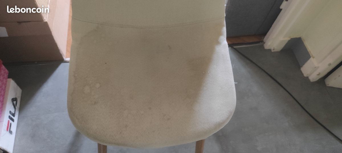 Chaise scandinave
Très taché (image 3)