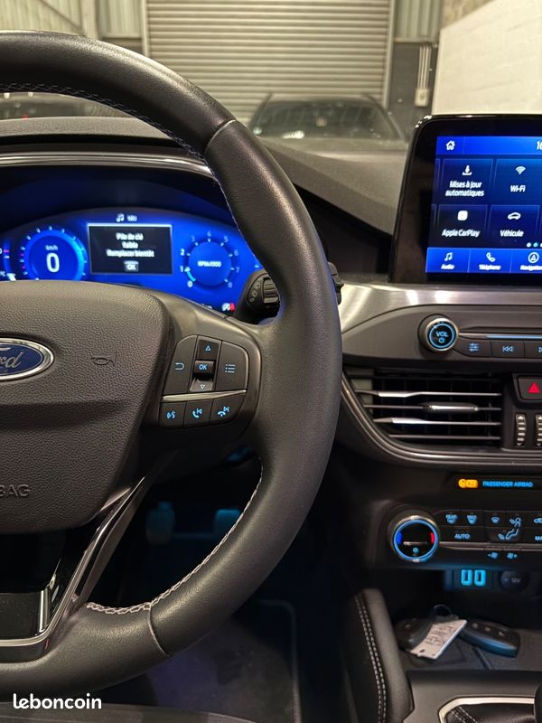 FORD Focus Berline Titanium X 1.0 EcoBoost 125 / CARPLAY / LINE ASSIST / CAMERA RECUL / RADAR AR / REGULATEUR LIMITEUR / CLIM AUTO (image 16)