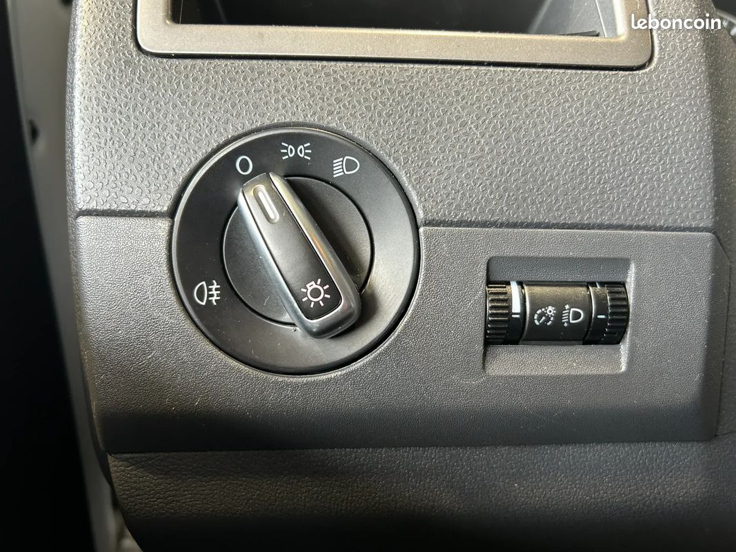 VOLKSWAGEN Multivan 2.0 D 140ch Confortline - 2014 - 165 000 km - Toit relevable - GARANTIE 6 MOIS (image 19)