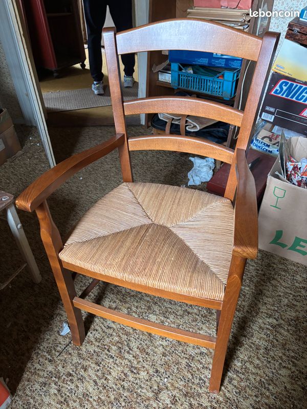 Chaise à accoudoirs en bois, assise en osier (image 1)