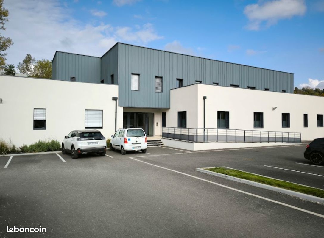 Local commercial 3 pièces 13 m² · à Ruy-Montceau · 13 m² · 180 €