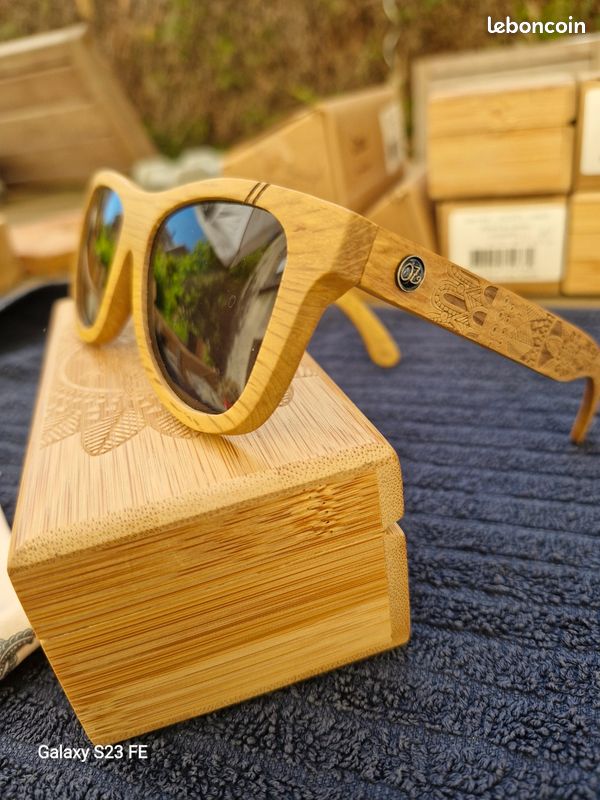 Paire de lunettes de soleil neuve OZED blue bird Accessoires