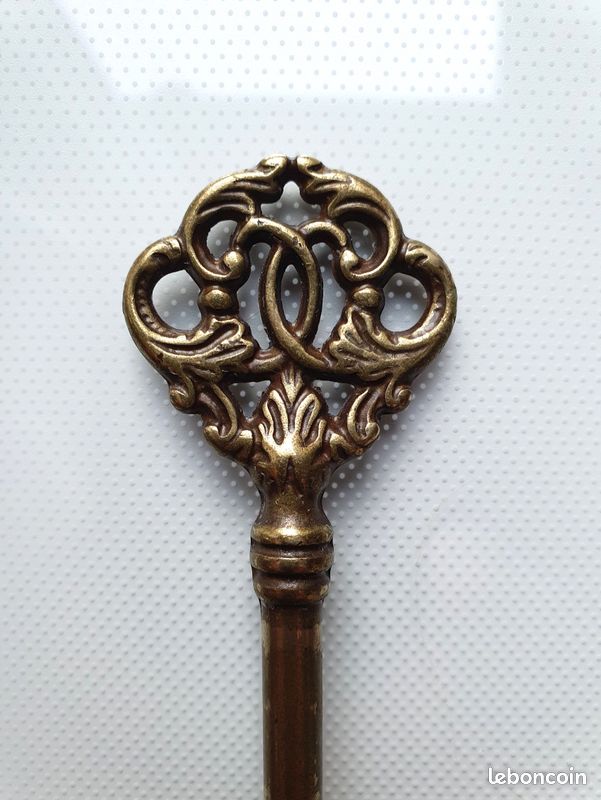 Clé de meuble en laiton (image 2)