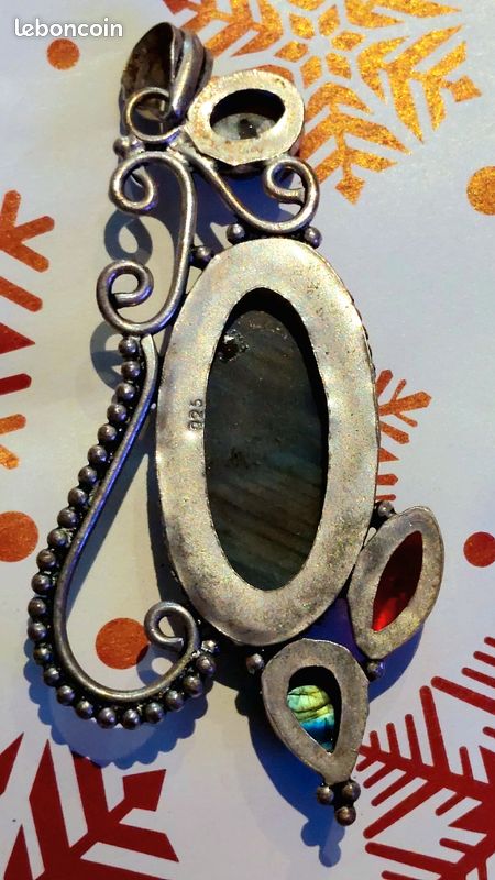 Grand pendentif Labradorite argent
Magnifique collier talisman esprit elfique / médiéval en argent sterling 925 et pierres de labradorite.
Dimensions : Ht 8 x L 4cms (image 2)
