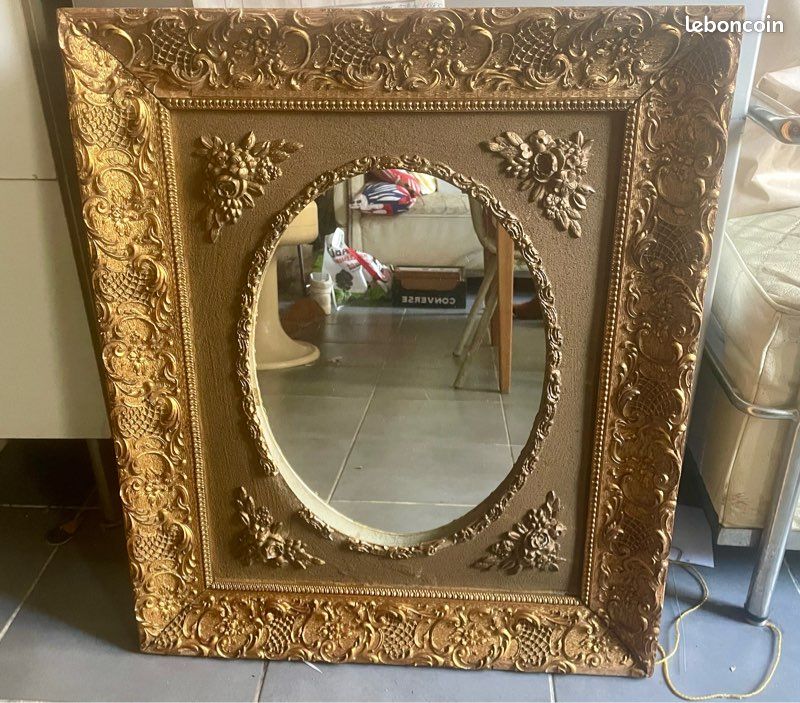 Miroir ovale français ancien du 19ème siècle à feuilles d'or et doré