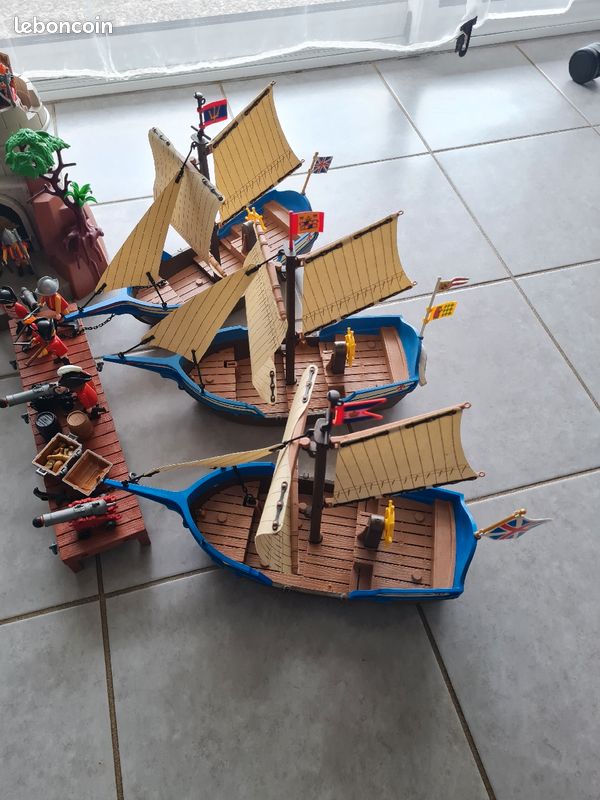Playmobil 4 bateaux un fort un bastion 36 personnages playmobil français anglais espagnol des canons fusils épées 2 chaloupes coffres trésor beaucoup d accessoires (image 3)