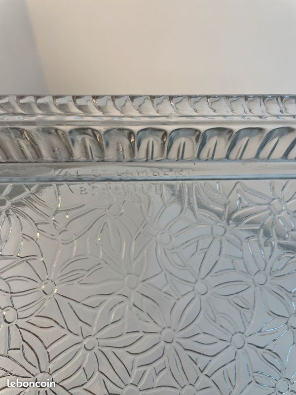 Ancien Plateau En Verre Moulé Rose, Diamètre 32 Cm, Petit éclat
