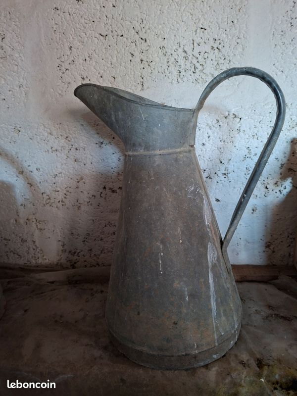 Broc ancien en zinc (image 1)