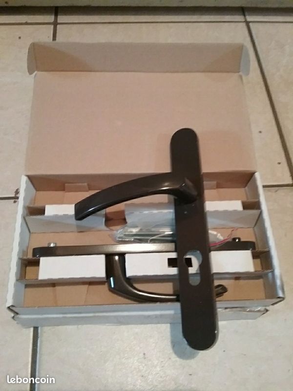A saisir 2 poignées de portes neuves (image 1)