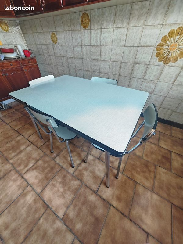 Table et 4 chaises formica année 1960 vert pâle (image 1)