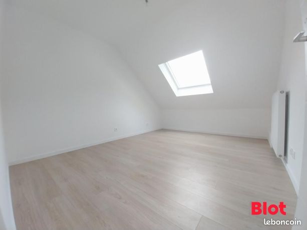 https://img.leboncoin.fr/api/v1/lbcpb1/images/db/01/43/db01438d9f8b255d5d46a7520475d321b775aec2.jpg?rule=ad-image