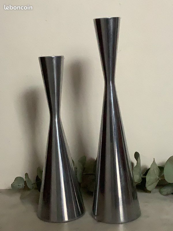 2 bougeoirs en fonte d’aluminium de Erika Pekkari
